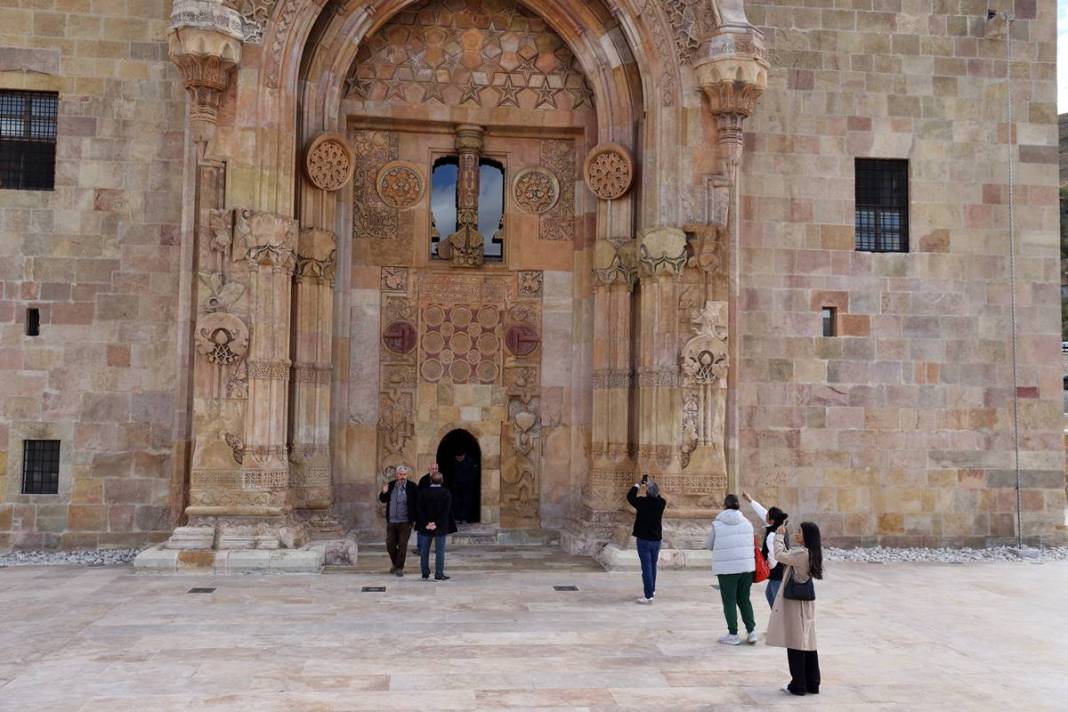 Bir dönemin akıl hastanesiydi: Ziyaretçi akını yaşanıyor! Aynı zamanda ibadethane, 9 yıllık restorasyon sona erdi 16